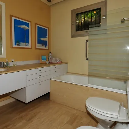 Sleeps 8 Pool Air Con Wifi Èze