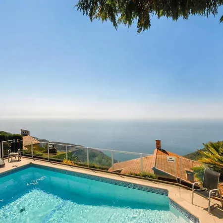 Sleeps 8 Pool Air Con Wifi